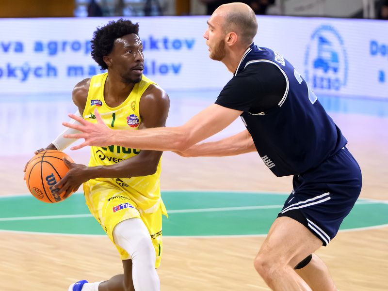 Zľava Omotayo Jordan Ogundiran (Levice) a Milan Szabó (Bratislava)
