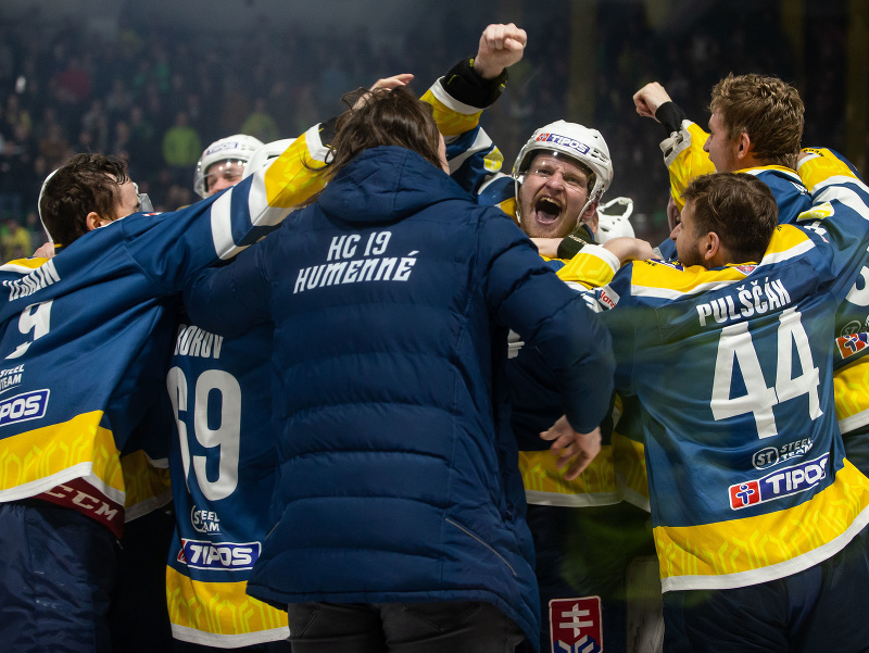 Radosť z víťazstva hráčov HC 19 Humenné po skončení siedmeho finálového zápasu