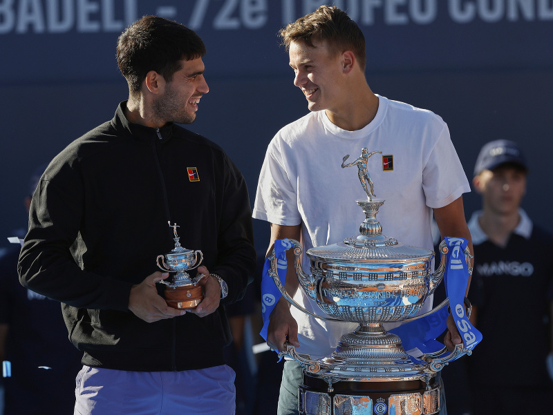 Carlos Alcaraz a Holger Rune s trofejami