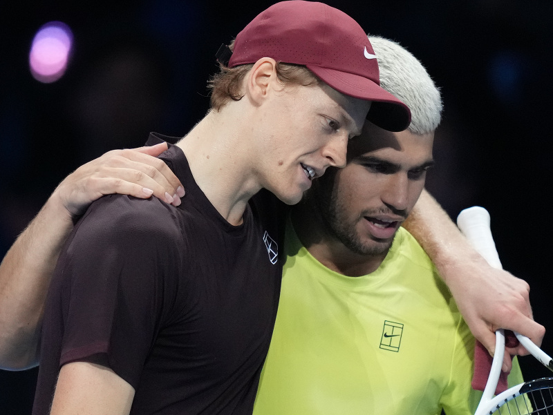 Jannik Sinner a Carlos Alcaraz po finálovej bitke na Turnaji majstrov