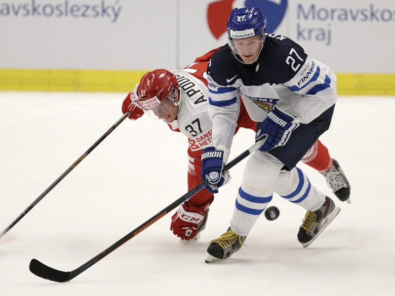 Petri Kontiola a Anders Poulsen v súboji o puk