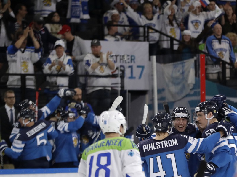 Hokejisti Fínska oslavujú gól