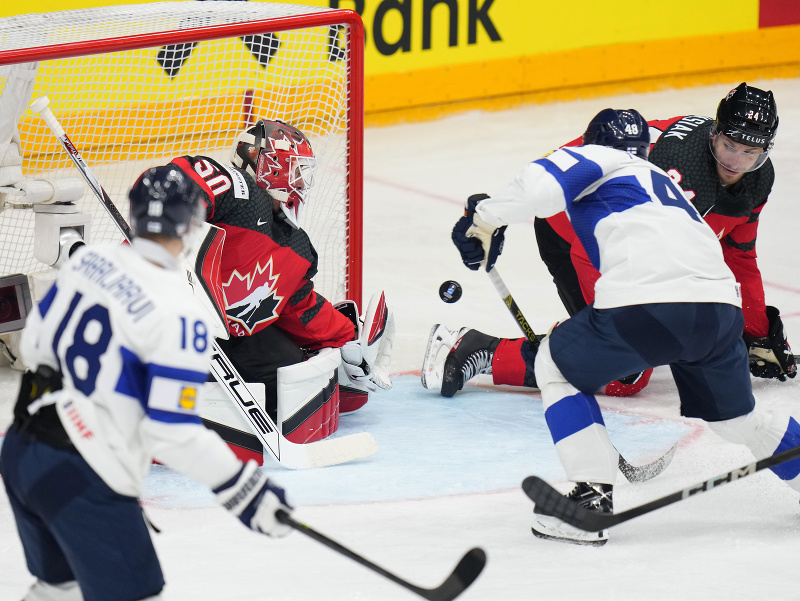 Brankár Kanady Jordan Binnington inkasuje gól