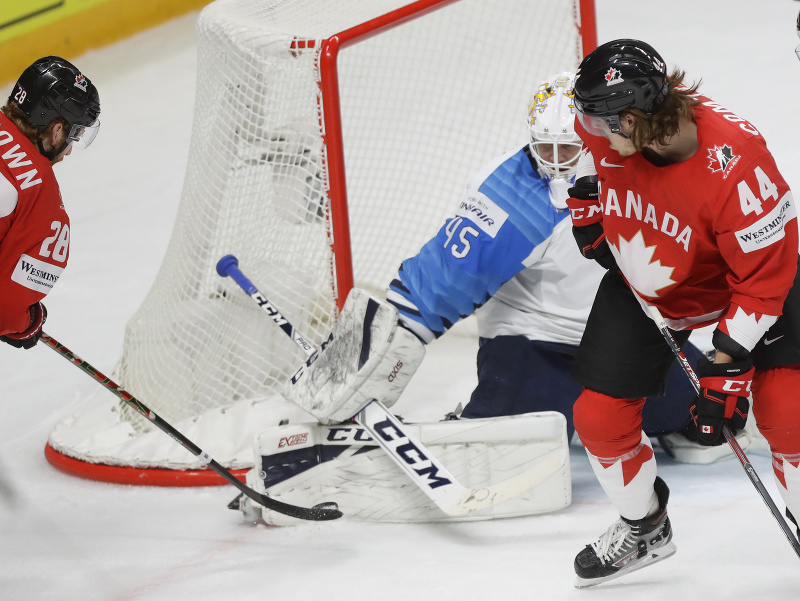 Connor Brown sa snaží prekonať fínskeho gólmana Jussiho Olkinuora