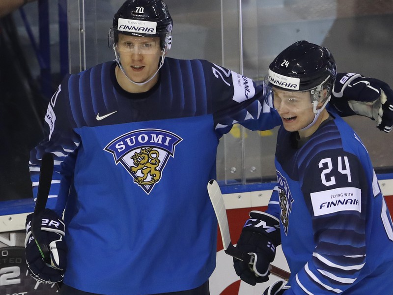 Niko Mikkola a Kaapo Kakko oslavujú gól