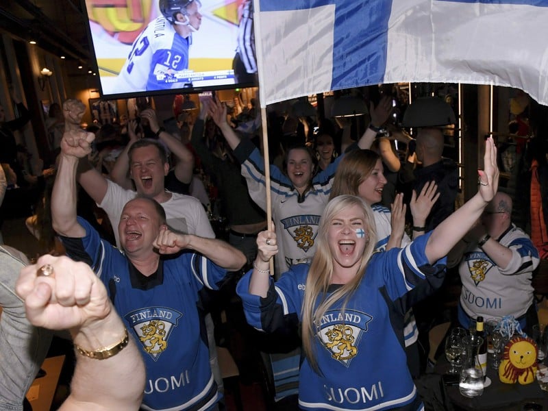 Fínske oslavy titulu v uliciach Helsínk