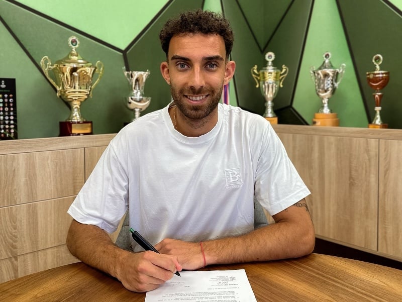 Sebastian Nebyla podpisuje zmluvu s FK Baumit Jablonec