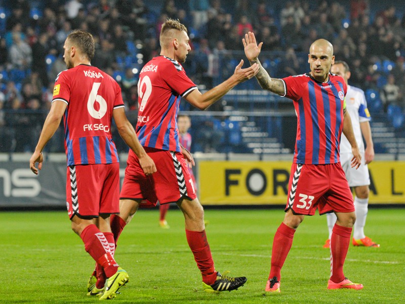 Tomáš Kóňa, Jan Kalabiška a Juraj Piroska oslavujú gól Senice