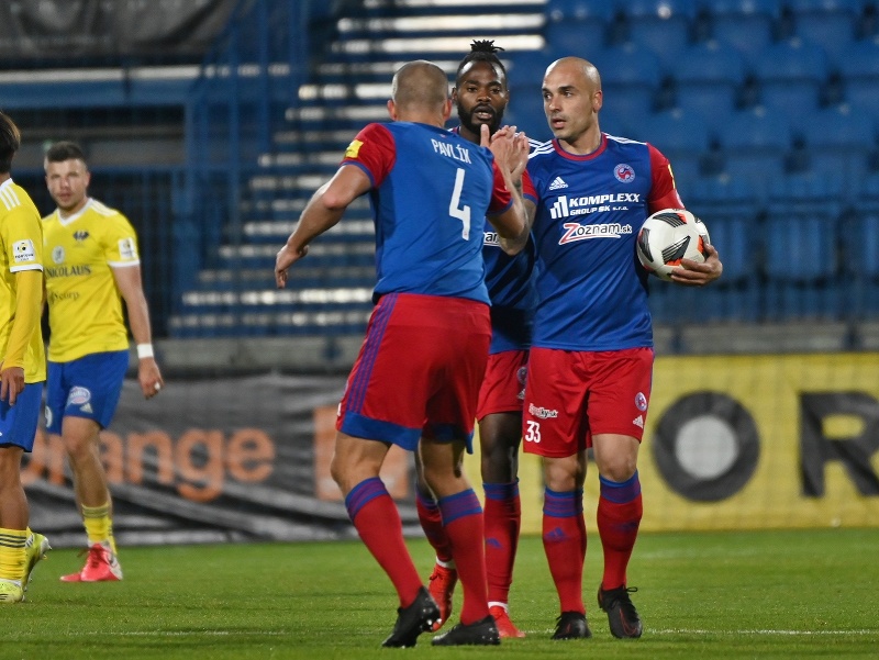 Na snímke radosť hráčov Senice po strelení gólu, zľava kapitán Petr Pavlík, strelec gólu Elvis Mashike a Juraj Piroška 