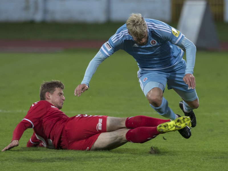 Jakub Mareš (Slovan) a vľavo Erik Otrískal (Senica) v tvrdom súboji o loptu