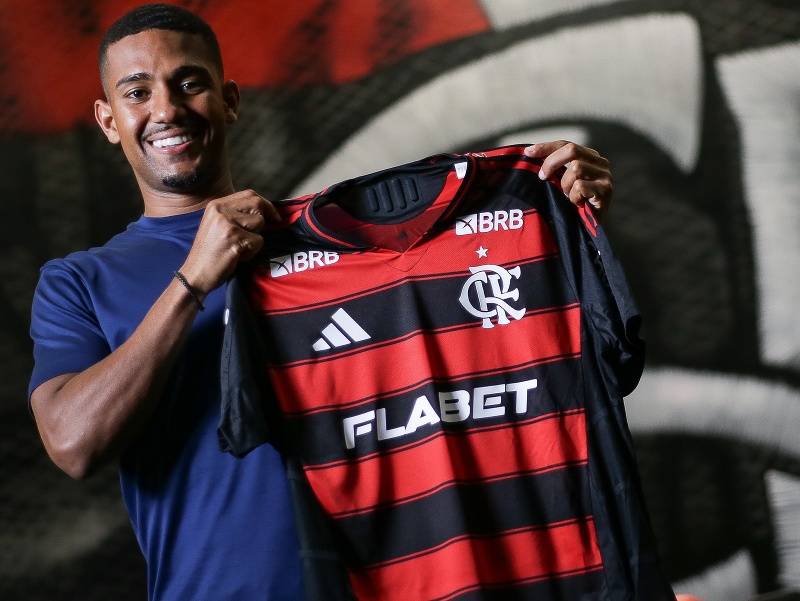 Brazílsky futbalový krídelník Samuel Lino