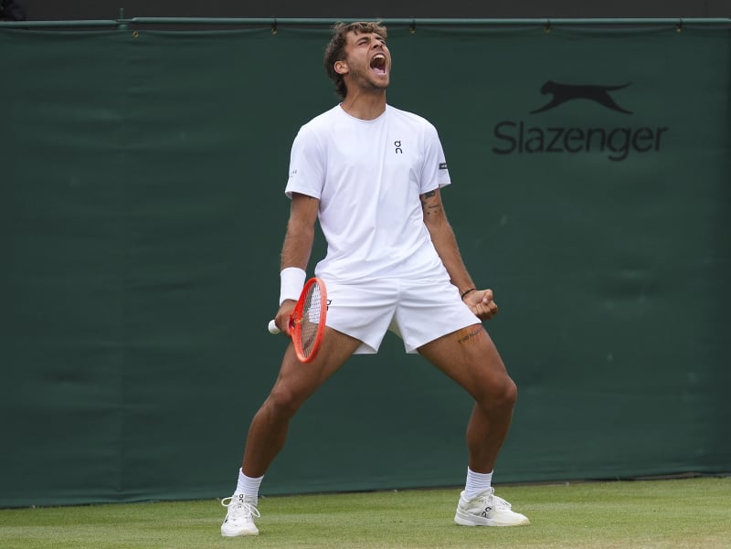 Taliansky tenista Flavio Cobolli oslavuje víťazstvo na Wimbledone