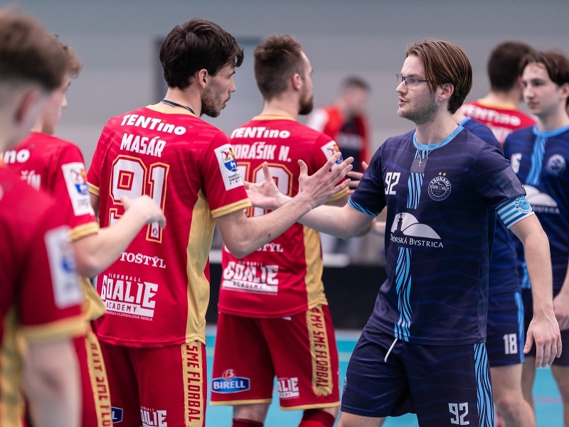 Hráči Tsunami Záhorská Bystrica (vpravo) a flobalisti 1. FBC Trenčín (vľavo)