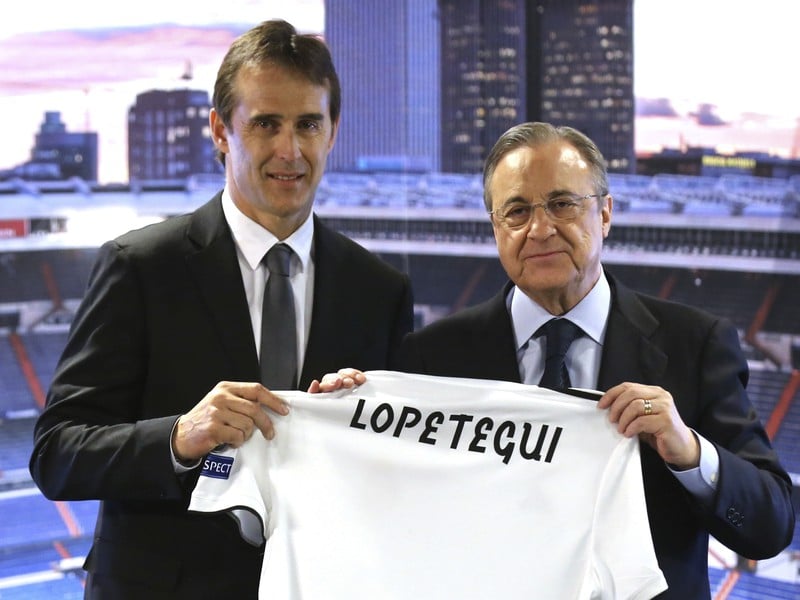 Prezident Realu Madrid Florentino Pérez (vpravo) a nový tréner bieleho baletu Julien Lopetegui