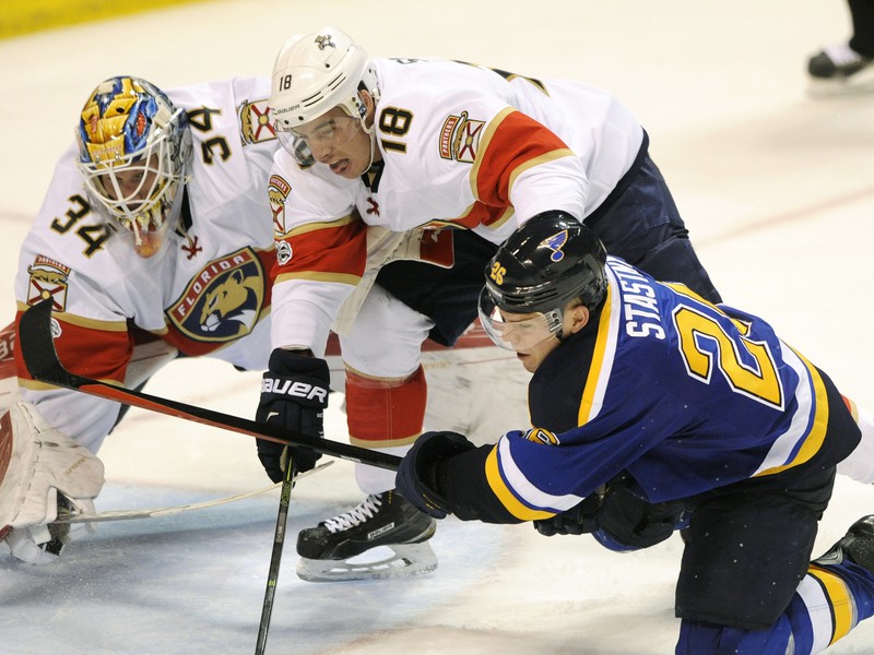 Brankár Floridy James Reimer a Reilly Smith bránia proti Paulovi Stastnému zo St. Louis.