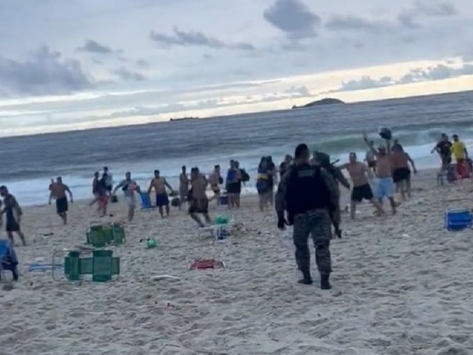 Bitka na pláži medzi fanúšikmi Fluminense a Boca Juniors