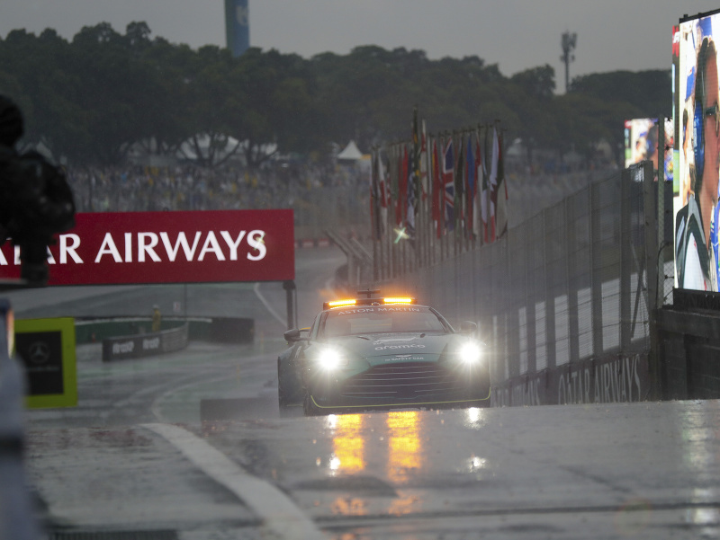 Safety car na mokrej trati v Interlagose