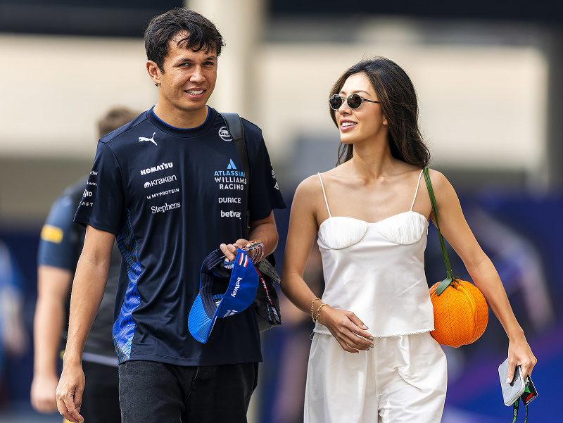 Alex Albon a jeho partnerka Lily Muni He