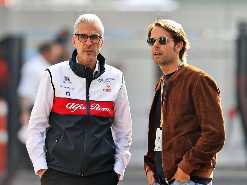 Vľavo nový šéf tímu Alfa Romeo Alessandro Alunni Bravi 