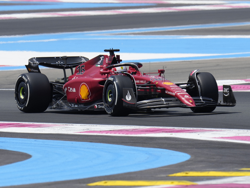 Monacký pretekár Charles Leclerc na Ferrari počas tretieho tréningu na Veľkú cenu Francúzska