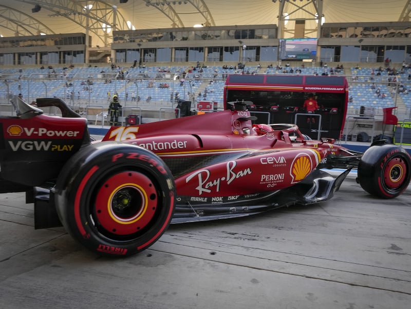 Pilot Ferrari Charles Leclerc počas predsezónnych testov v Bahrajne