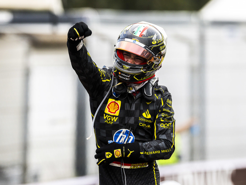 Charles Leclerc oslavuje výhru na Veľkej cene Talianska