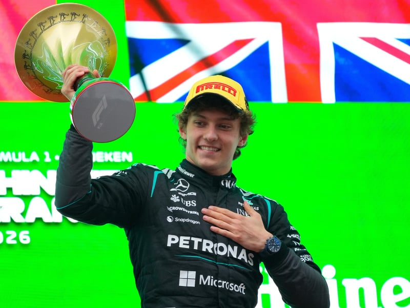 Andrea Kimi Antonelli s trofejou z VC Číny