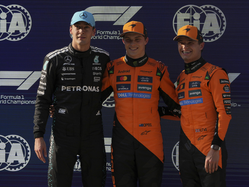 Zľava Russell, Piastri a Lando Norris
