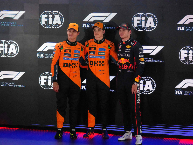 Oscar Piastri v strede, Lando Norris 