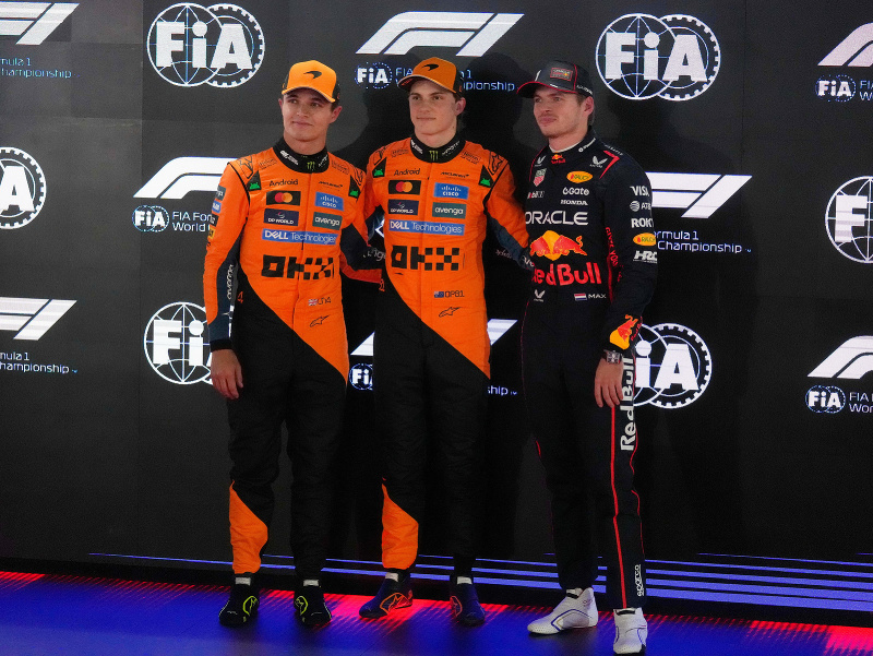 Oscar Piastri v strede, Lando Norris 