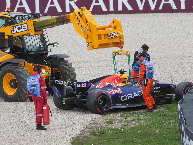 Monopost holandského pilota F1 Maxa Verstappena z Red Bullu zdvíha žeriav po havárii 