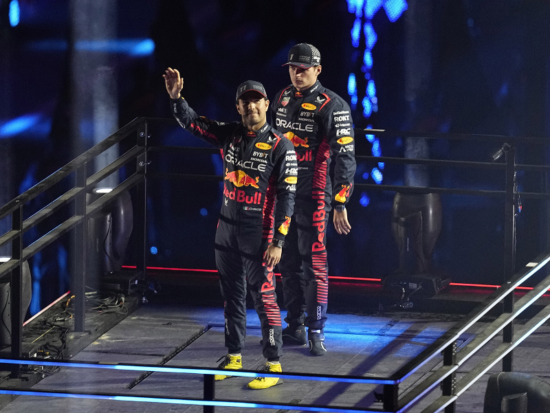 Sergio Pérez a Max Verstappen počas otváracieho ceremoniálu pred VC Las Vegas