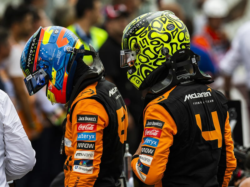Piloti McLarenu - vľavo Oscar Piastri, vpravo Lando Norris