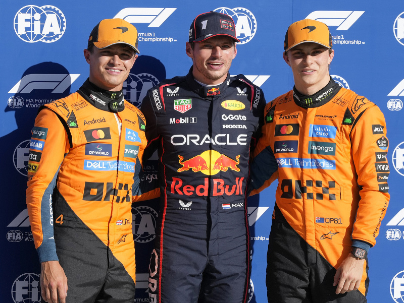 Max Verstappen v strede, Lando Norris vľavo a Oscar Piastri 