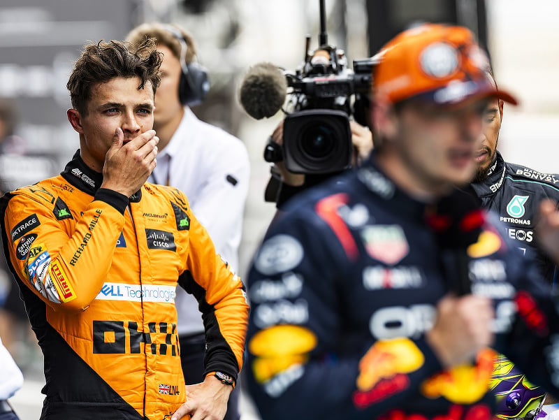 Lando Norris sleduje rozhovor Maxa Verstappena