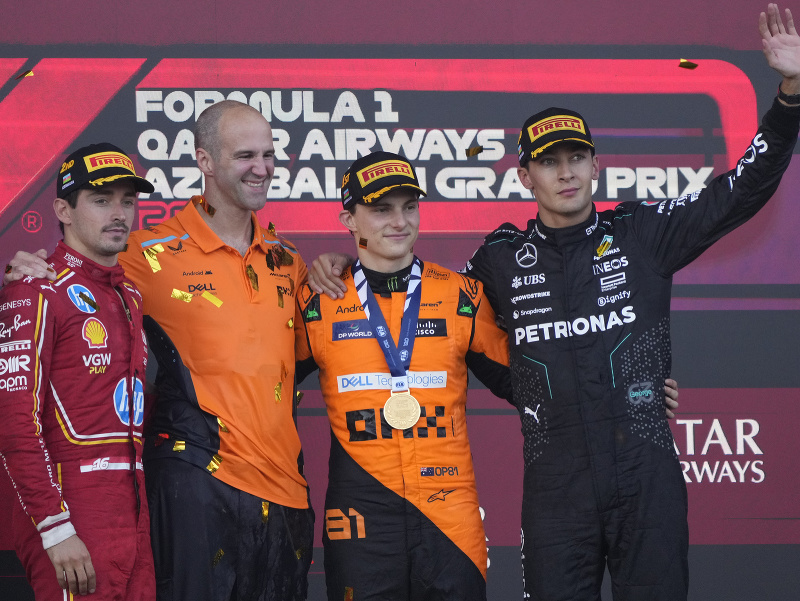 Stupeň víťazov VC Azerbajdžanu - zľava Charles Leclerc, inžinier McLarenu Tom Stallard, ďalej jazdci Oscar Piastri a George Russell
