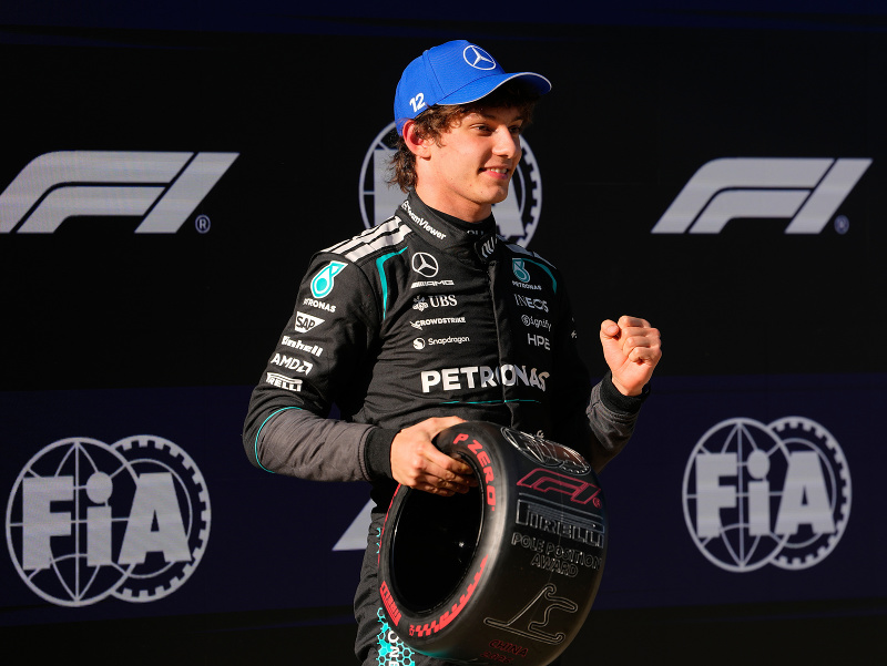 Andrea Kimi Antonelli pózuje po zisku pole position