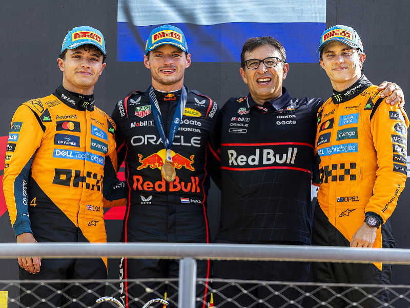 Traja ašpiranti na majstrovský titul - zľava Lando Norris, Max Verstappen a Oscar Piastri