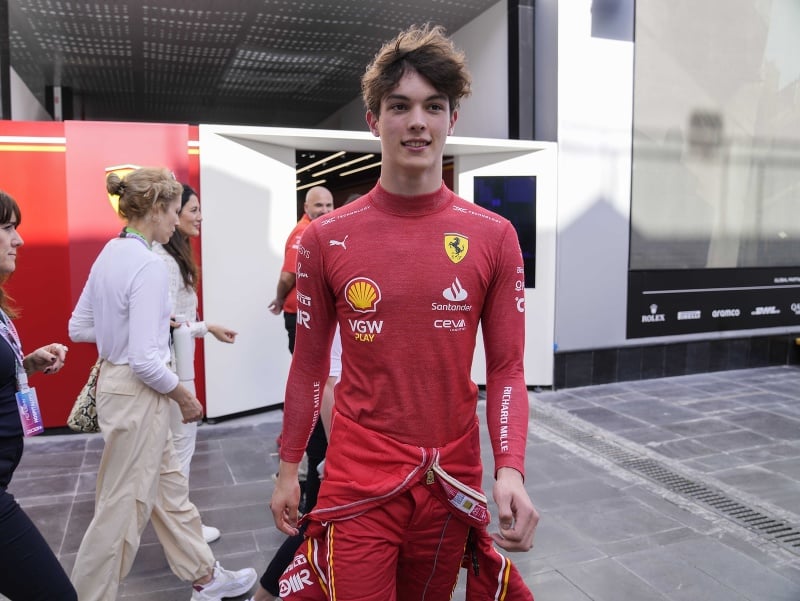Britský pretekár Oliver Bearman počas svojej premiéry za stajňu Ferrari