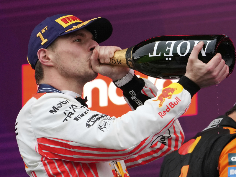 Holandský pretekár Max Verstappen oslavuje triumf na VC Japonska