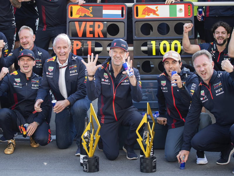 Tešiaci sa mechanici Red Bullu, celkom vľavo Max Verstappen