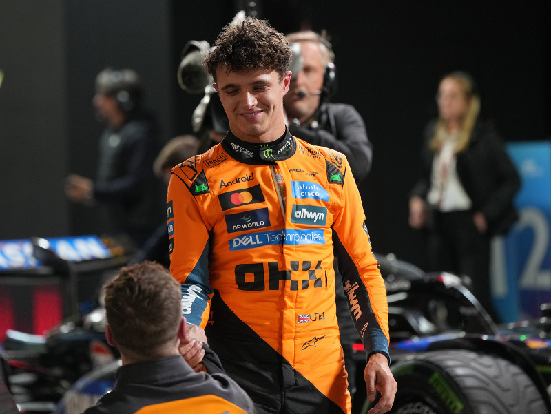 Brit Lando Norris z McLarenu sa raduje po výhre v kvalifikácii na nedeľňajšiu Veľkú cenu Las Vegas seriálu MS formuly 1 v Las Vegas 