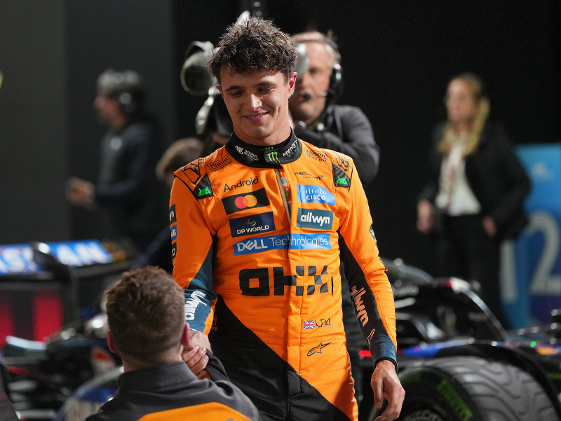 Brit Lando Norris z McLarenu sa raduje po výhre v kvalifikácii na nedeľňajšiu Veľkú cenu Las Vegas seriálu MS formuly 1 v Las Vegas 