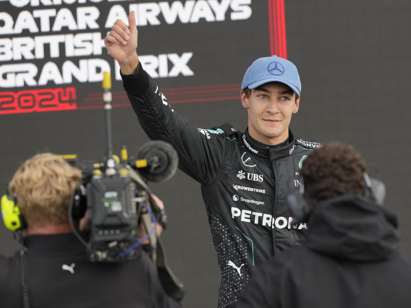 George Russell a jeho víťazné oslavy po triumfe v kvalifikácii na VC Veľkej Británie