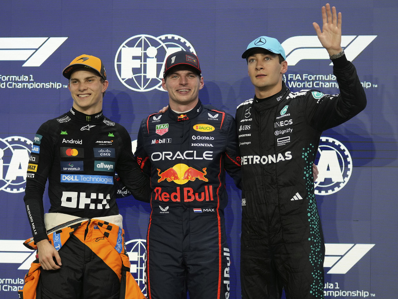 Max Verstappen v strede,  Oscar Piastri vľavo a George Russell napravo