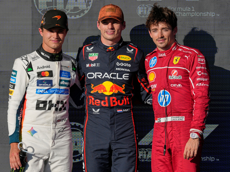 Max Verstappen v strede, jazdec McLarenu Lando Norris vľavo a napravo Charles Leclerc z Ferrari
