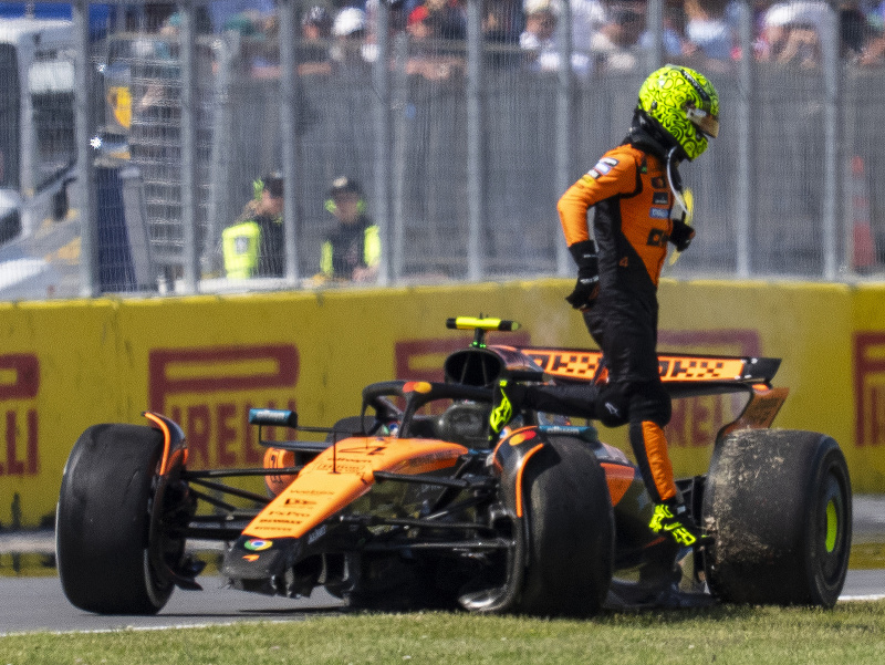 Britský jazdec F1 Lando Norris z tímu McLaren vystupuje z monopostu po kolízii