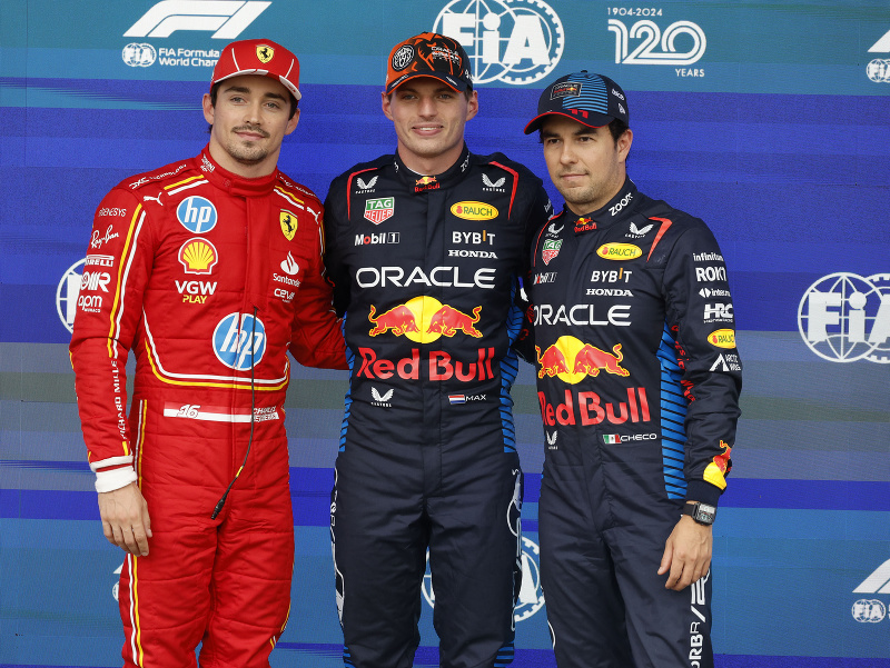 Víťazi kvalifikácie Veľkej ceny Belgicka F1 Charles Leclerc (vľavo), Max Verstappen (v strede) a Sergio Pérez (vpravo)