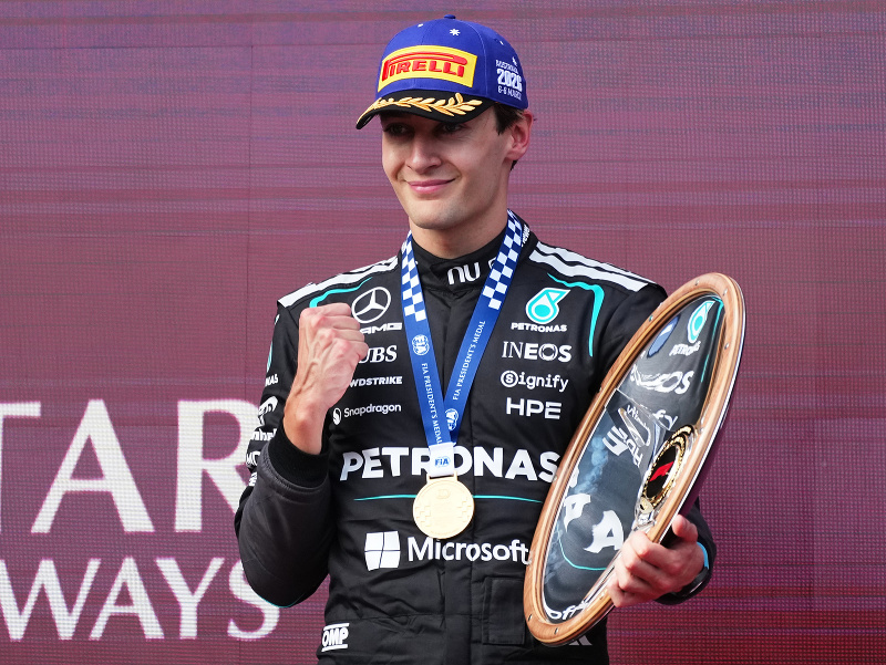Britský pilot F1 George Russell sa raduje na pódiu z víťazstva