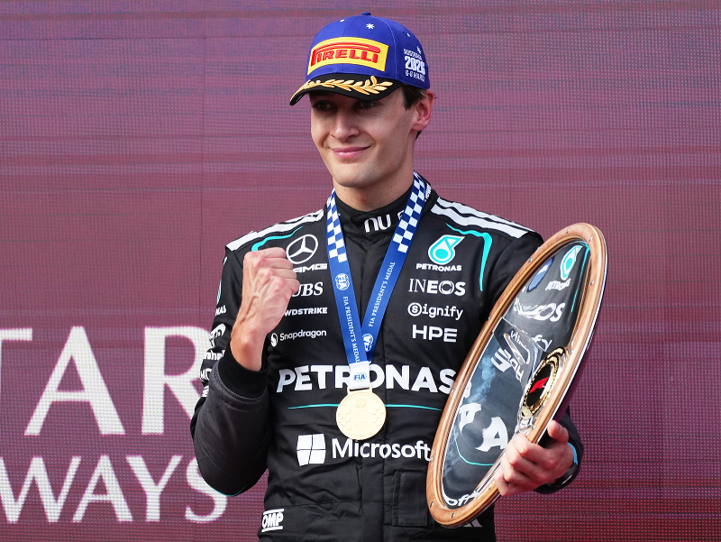 Britský pilot F1 George Russell sa raduje na pódiu z víťazstva